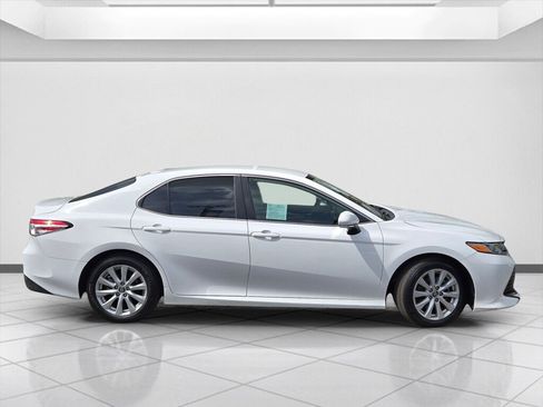 Used 2019 Toyota Camry LE w/ Convenience Package FWD image 4