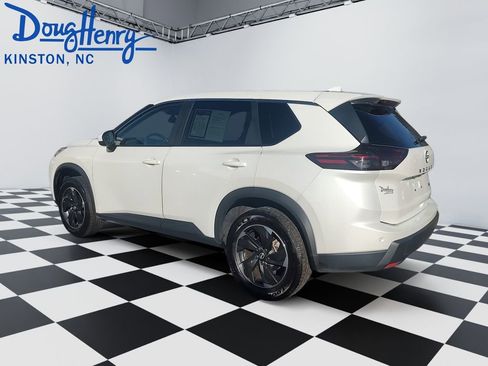 Used 2024 Nissan Rogue SV image 3