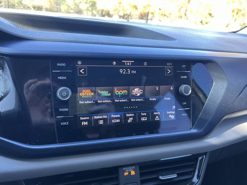 Certified 2022 Volkswagen Taos SE w/ Panoramic Sunroof Package image 22