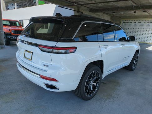 New 2025 Jeep Grand Cherokee Summit image 5