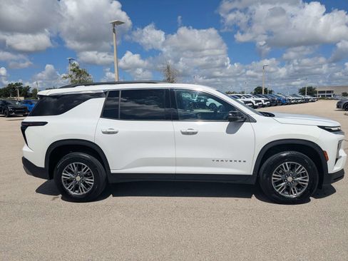Used 2025 Chevrolet Traverse LT FWD image 4