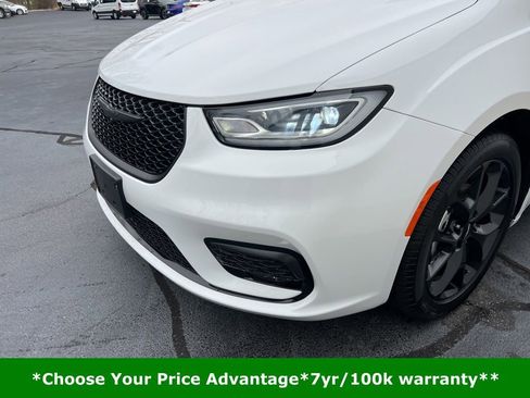 Certified 2025 Chrysler Pacifica Limited image 10