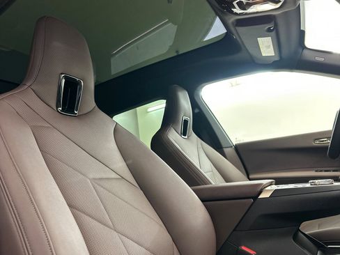 Used 2023 BMW iX xDrive50 w/ Premium Package image 32