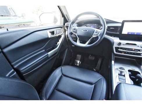Used 2020 Ford Explorer XLT w/ Equipment Group 202A image 7