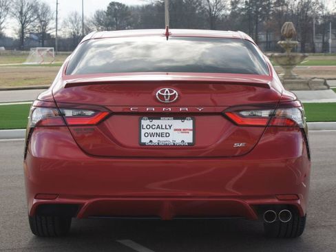 Used 2024 Toyota Camry SE image 3