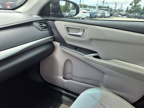 Used 2017 Toyota Camry SE w/ Moonroof Package FWD image 8