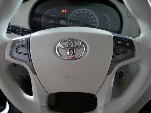 Used 2012 Toyota Sienna LE image 25