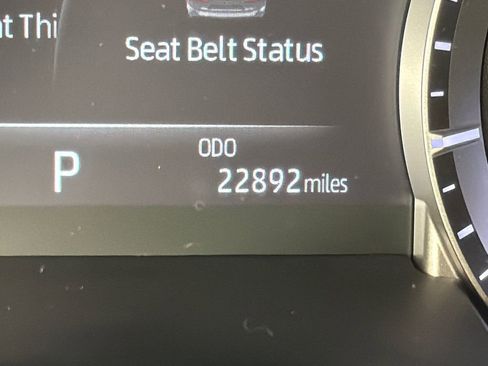 Used 2023 Toyota Highlander XLE image 29