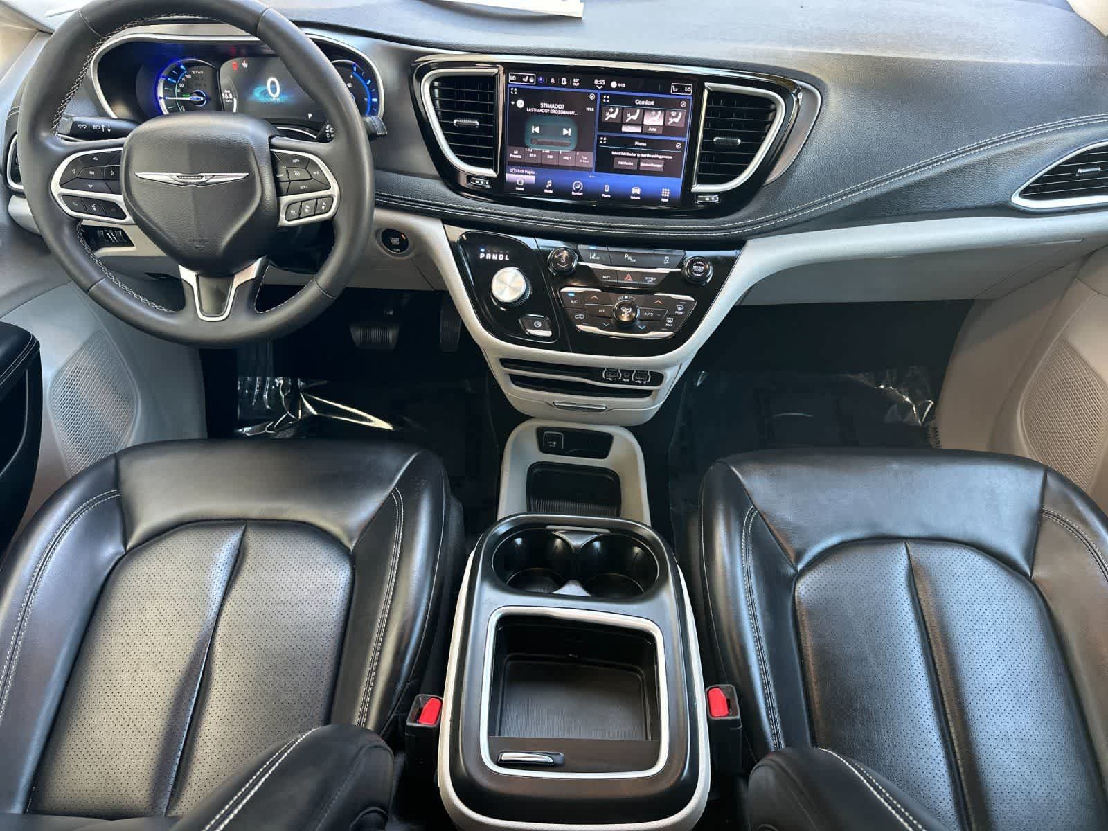 Used 2023 Chrysler Pacifica Touring-L FWD image 4