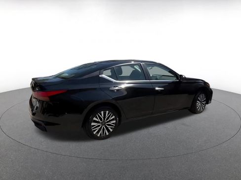 Used 2025 Nissan Altima 2.5 SV FWD image 14