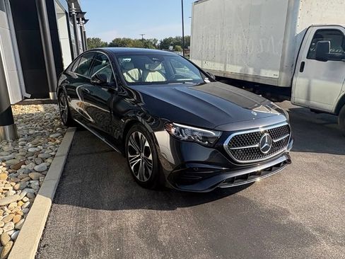 Used 2025 Mercedes-Benz E 350 4MATIC Sedan image 4