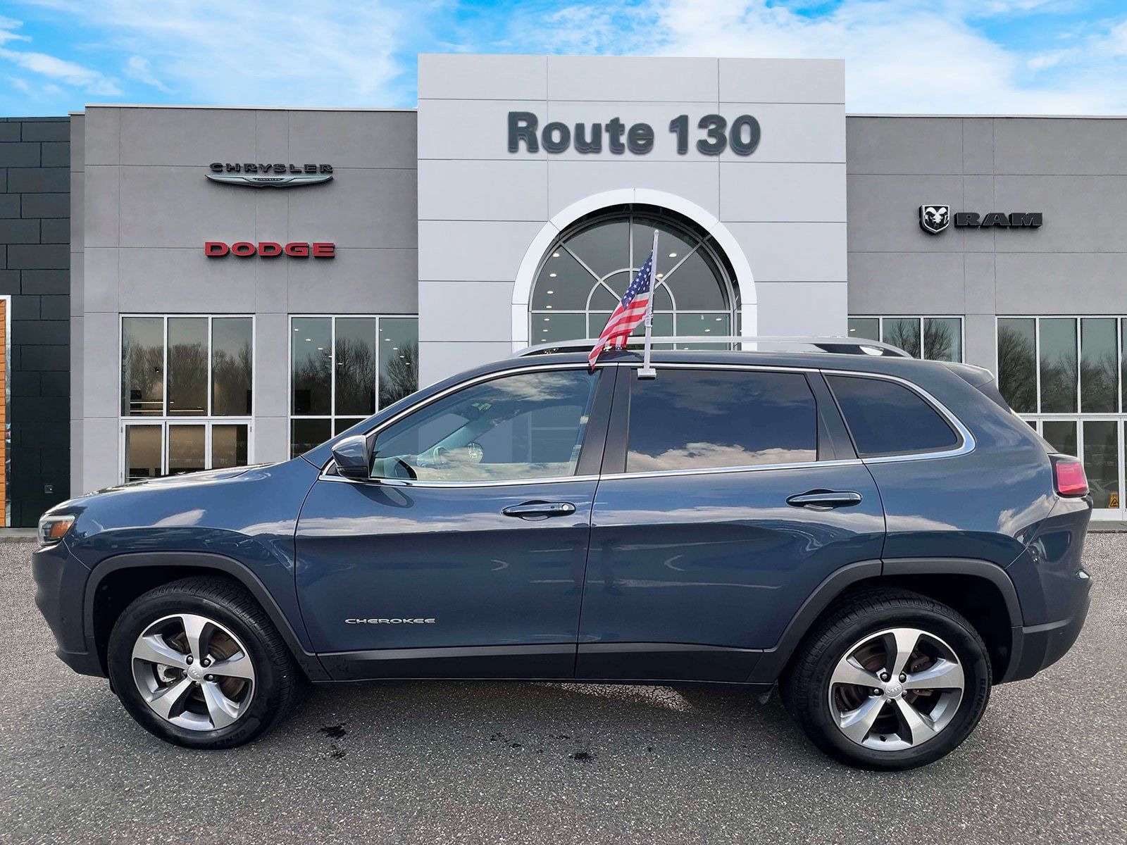 Used 2021 Jeep Cherokee Limited w/ Mopar Interior Package AWD/4WD image 5