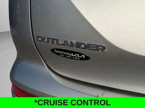 Used 2024 Mitsubishi Outlander SE image 13