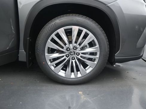 New 2026 Toyota Highlander Platinum AWD/4WD image 18