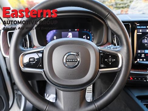 Used 2023 Volvo XC60 B5 Plus image 10