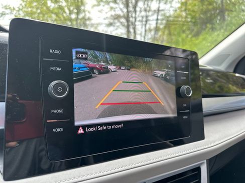 Certified 2025 Volkswagen Taos SE AWD/4WD image 10