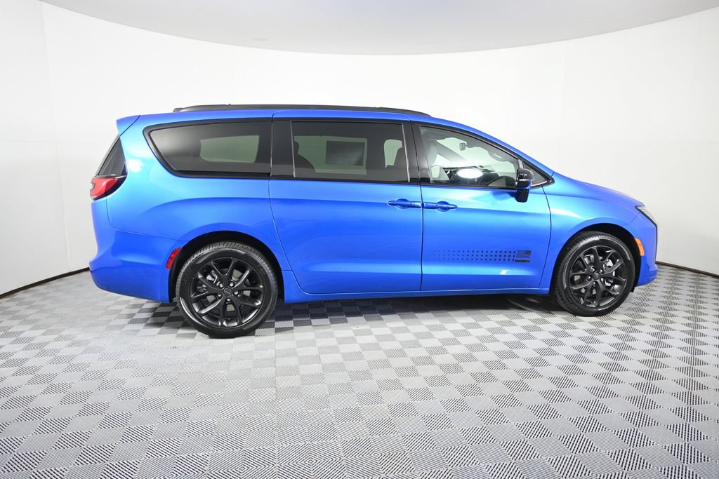 New 2027 Chrysler Pacifica Select AWD/4WD image 7