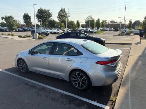Used 2022 Toyota Corolla SE w/ SE Premium Package FWD image 3