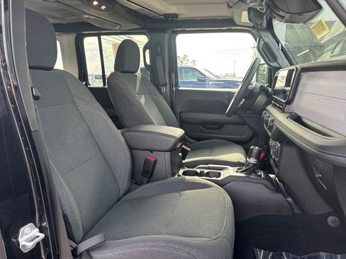 Used 2025 Jeep Wrangler Unlimited Sahara w/ Safety Group image 36