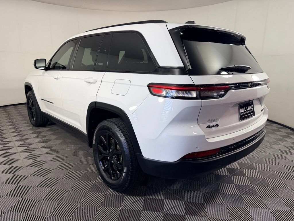 Used 2025 Jeep Grand Cherokee Altitude RWD image 17