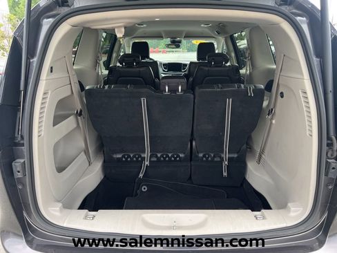 Used 2023 Chrysler Pacifica Touring-L FWD image 19