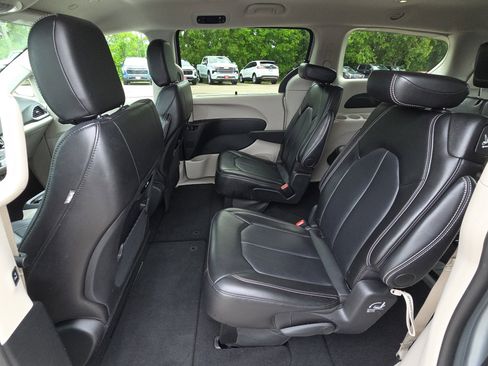 Used 2024 Chrysler Pacifica Touring-L FWD image 27