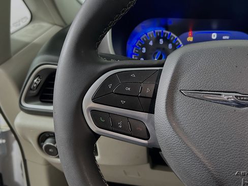 Used 2022 Chrysler Pacifica Touring-L image 19