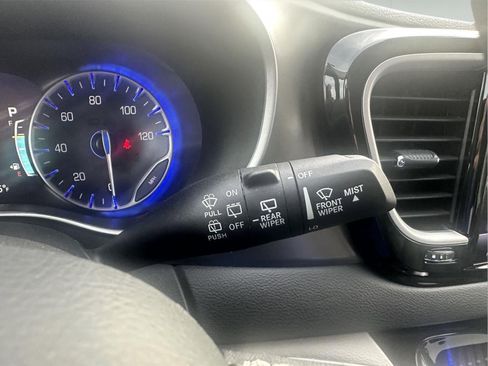 Used 2024 Chrysler Pacifica Touring-L image 19