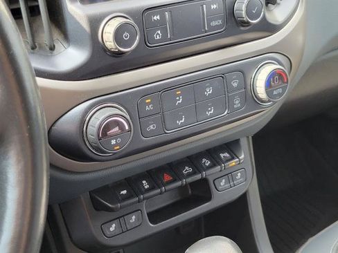 Used 2022 Chevrolet Colorado Z71 AWD/4WD image 18
