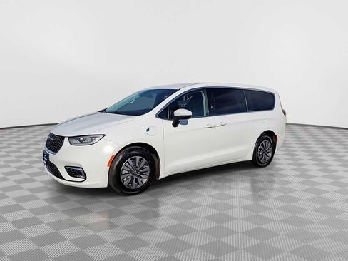 Used 2023 Chrysler Pacifica Touring-L image 4
