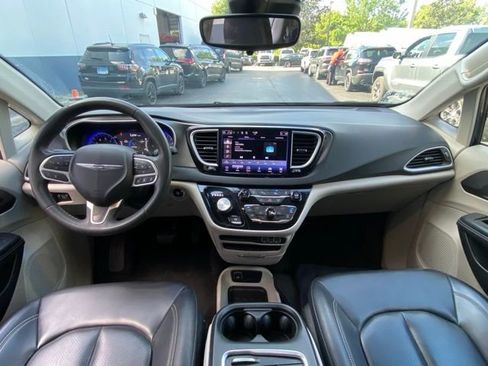 Used 2023 Chrysler Pacifica Touring-L image 17