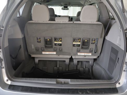 Used 2018 Toyota Sienna LE image 19