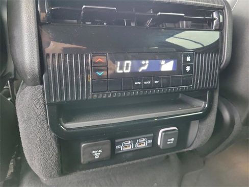 Used 2024 Jeep Wagoneer L Series II image 18