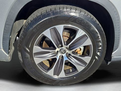 Used 2021 Toyota Highlander XLE image 6