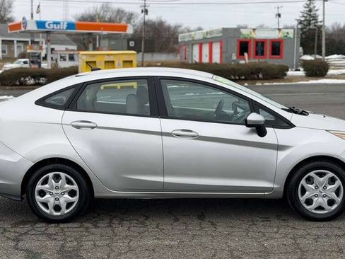 Used 2012 Ford Fiesta SE w/ Winter Pkg image 8