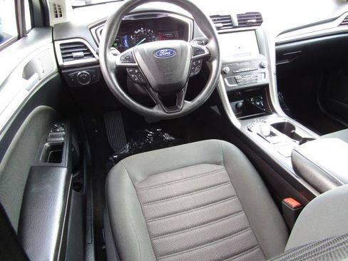 Used 2020 Ford Fusion SE image 2