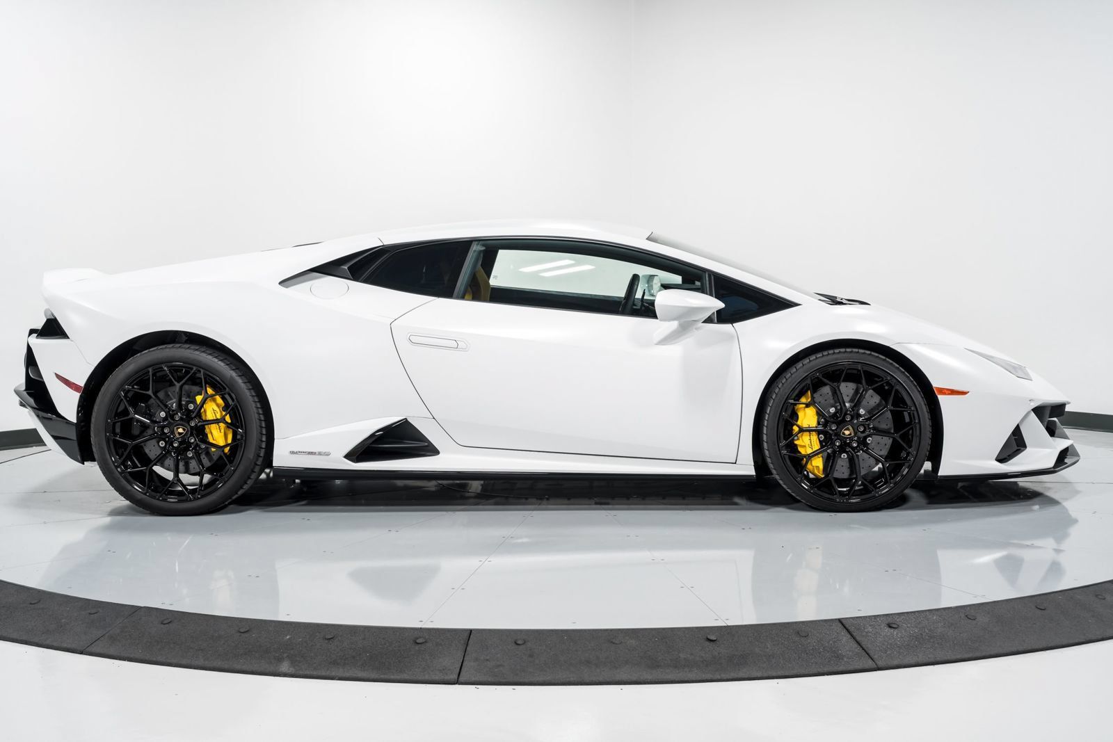 Used 2022 Lamborghini Huracan EVO AWD/4WD image 2