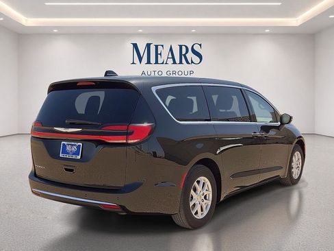 Used 2023 Chrysler Pacifica Touring-L FWD image 5