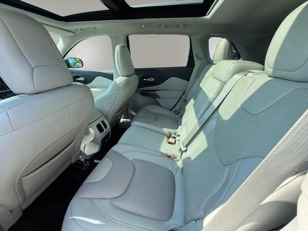 Used 2019 Jeep Cherokee Limited w/ Luxury Group AWD/4WD image 24
