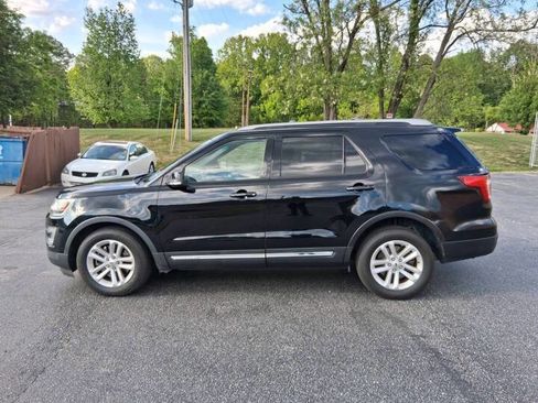 Used 2017 Ford Explorer XLT w/ Equipment Group 202A FWD image 8