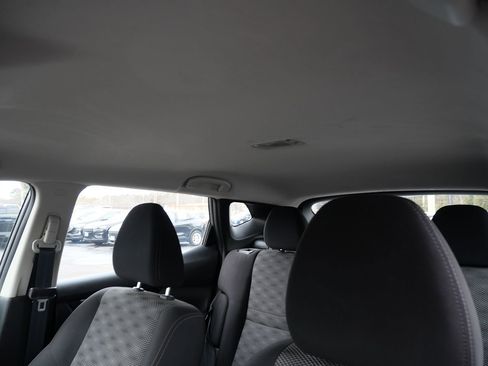 Used 2020 Nissan Rogue Sport SV image 11