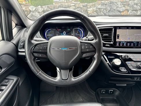 Used 2019 Chrysler Pacifica Touring-L w/ S Appearance Package FWD image 9