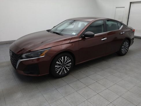 Used 2024 Nissan Altima 2.5 SV FWD image 2