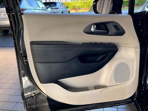 Used 2024 Chrysler Pacifica Touring-L FWD image 2