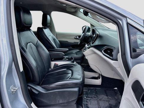 Used 2023 Chrysler Pacifica Touring-L FWD image 28