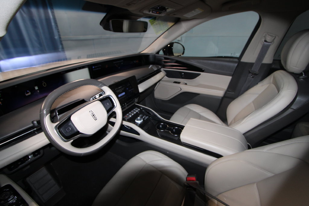 Used 2024 Lincoln Nautilus Premier AWD/4WD image 2