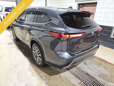 Used 2021 Toyota Highlander Platinum AWD/4WD image 3