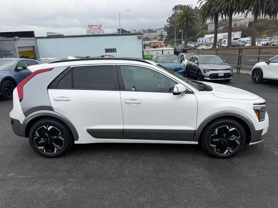 Used 2023 Kia Niro Wave w/ Wave Preserve Package FWD image 4