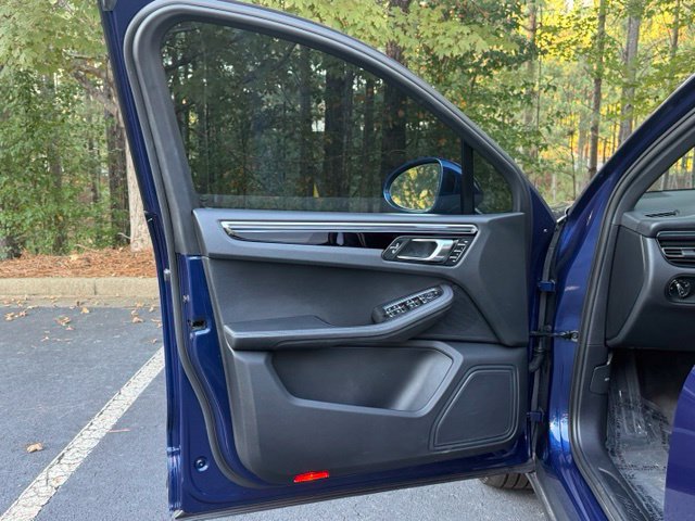 Used 2023 Porsche Macan AWD/4WD image 16