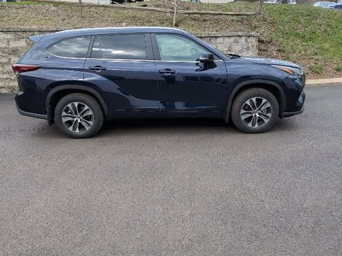 Used 2025 Toyota Highlander XLE image 2